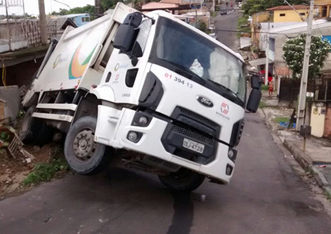 Caminh O Perde Freio E Bate Em Resid Ncia