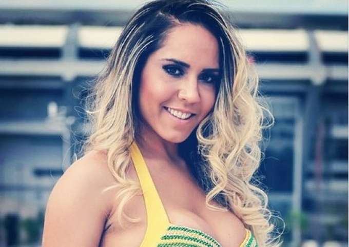 Mulher Mel O Sensualiza De Biqu Ni Fio Dental Dentro De Jatinho Famosos Tv Portal Do