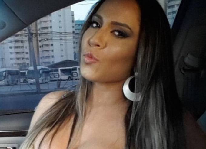  Mulher Melão provoca marmanjos com fotos sensuais na sauna “pegando fogo