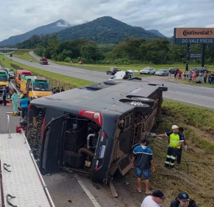 Vídeos mostram acidente de ônibus que matou Aleksandro da dupla