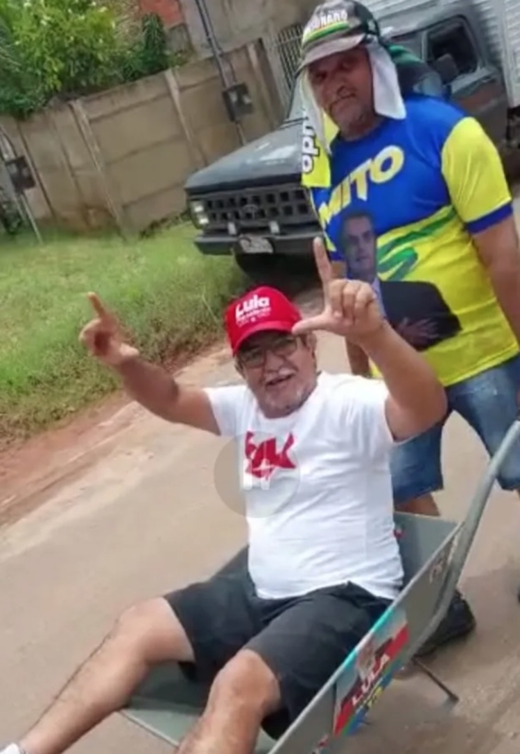 Aposta Bolsonarista Carrega Amigo Lulista Em Carrinho De M O