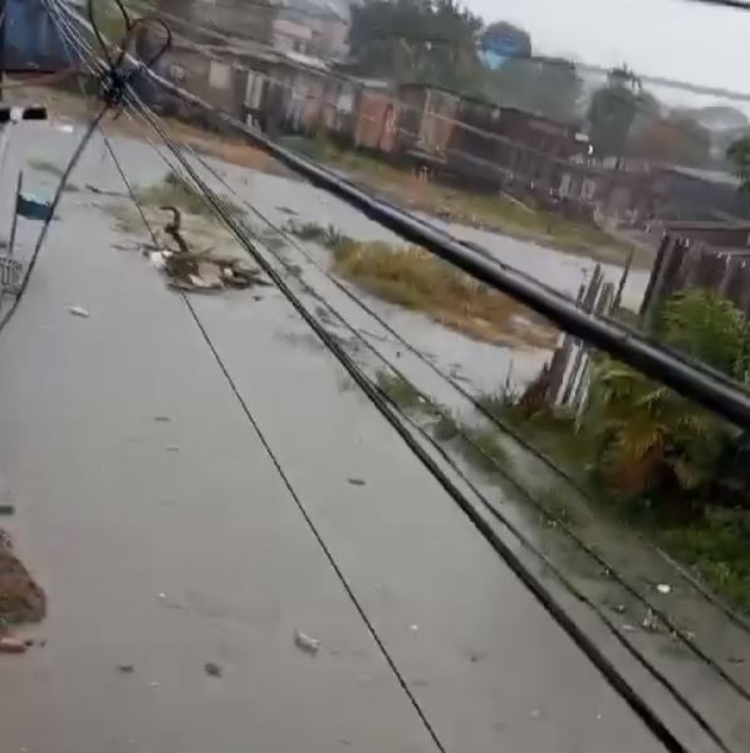 Chuva causa alagações e deslizamentos em vários pontos de Manaus