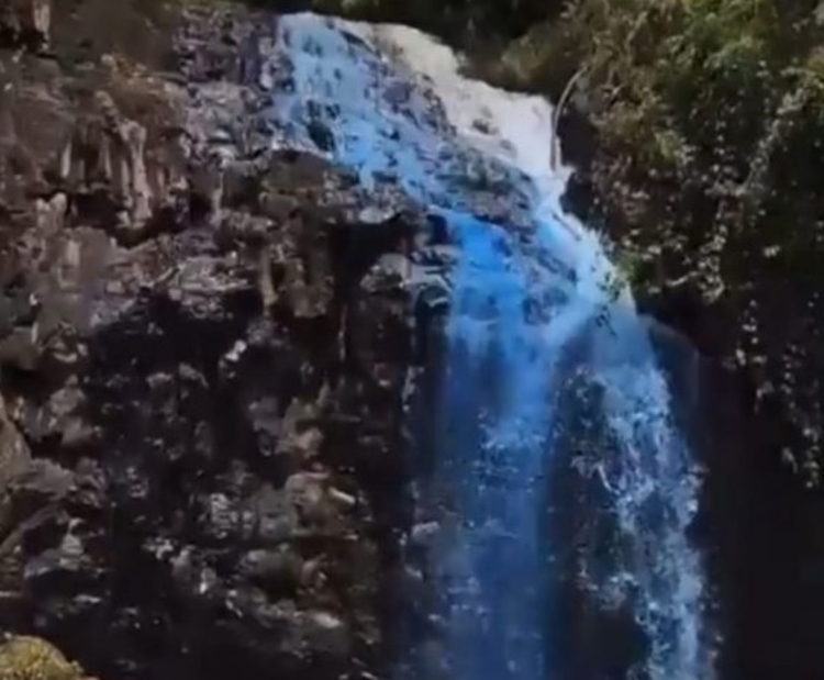 Casal tinge cachoeira em Chá Revelação e causa revolta