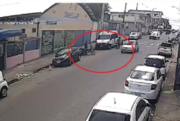 Vídeo mostra momento em que bandido rouba moto em plena luz do dia em