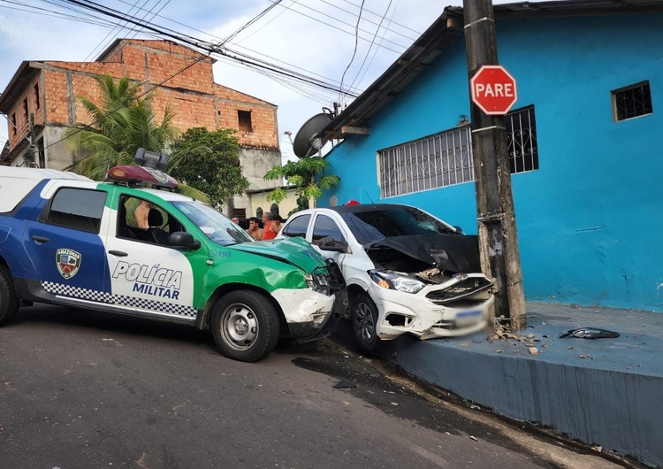 Criminosos Atropelam Entregador E Batem Carro Em Poste Durante