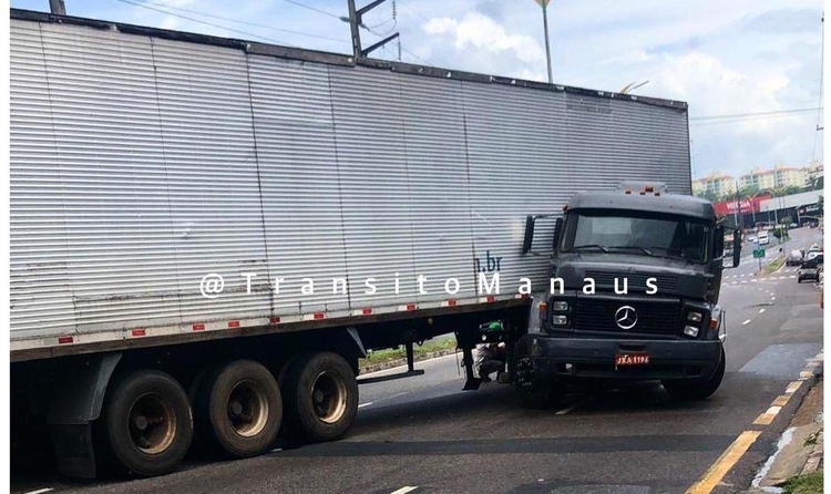 Acidente Carreta Causa Tr Nsito Ca Tico Em Avenida De Manaus