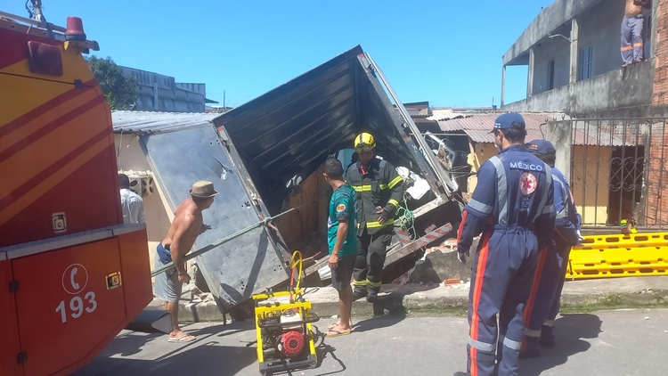 Desgovernado Caminh O Invade E Destr I Casa Em Manaus