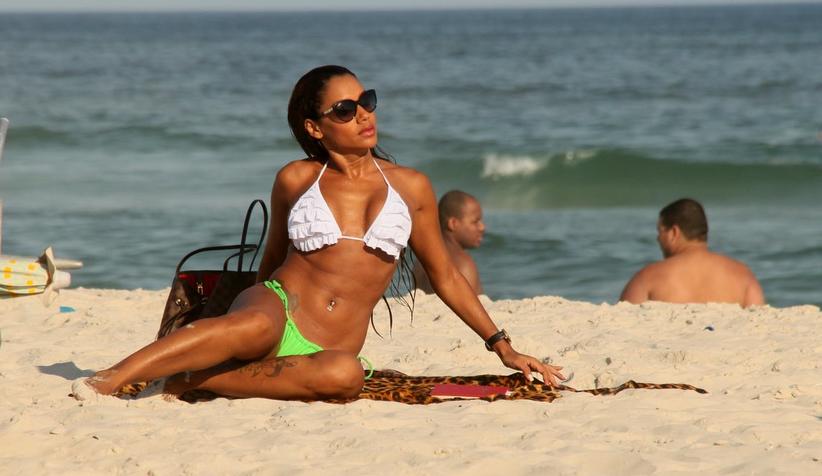 Rainha De Bateria Ana Paula Evangelista Sensualiza Na Praia