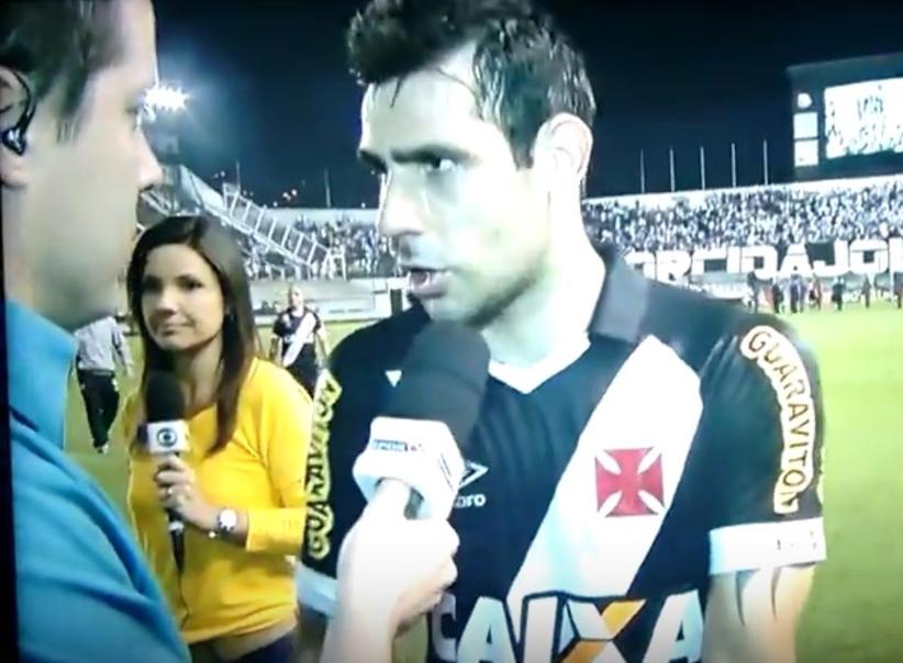 Repórter da Globo aparece de xereta em entrevista falando palavrão. Veja