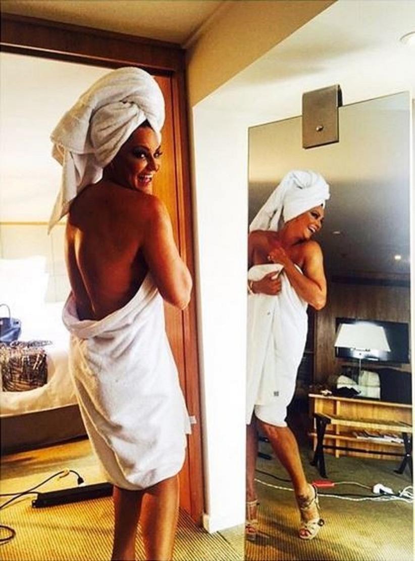 Aos 53, Luiza Brunet posta foto sexy só de toalha
