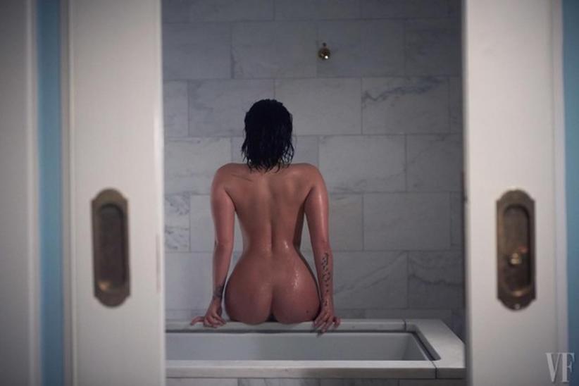 Demi Lovato posa nua e mostra bumbum à la Kim Kardashian