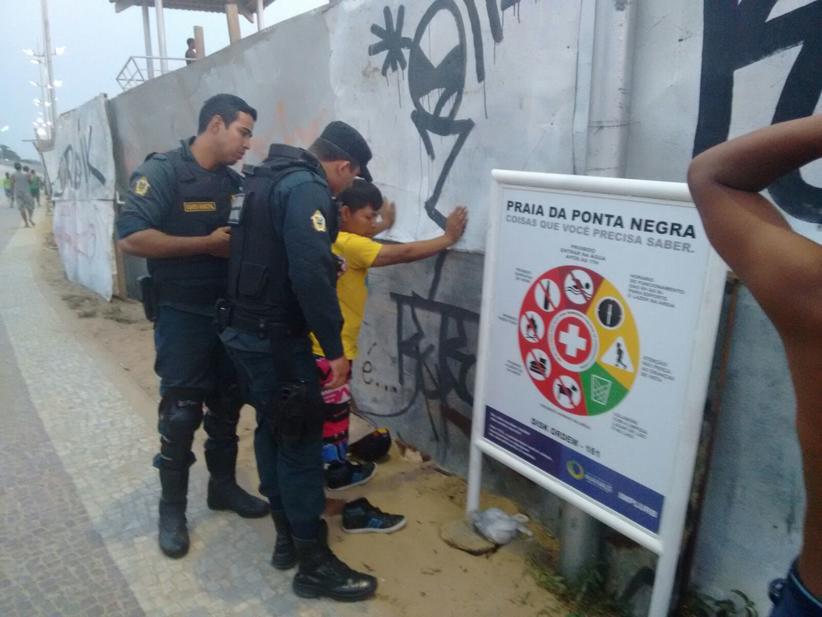 Na Ponta Negra, guardas municipais predem rapaz comercializando droga na praia