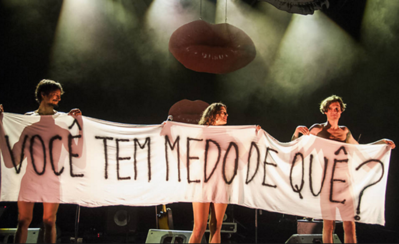 Cantora carioca fica completamente nua em show; músicos também mostraram tudo