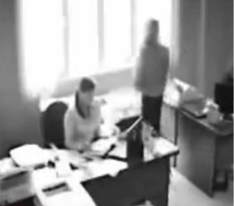 Vídeo mostra funcionária se jogando de prédio após levar bronca do chefe