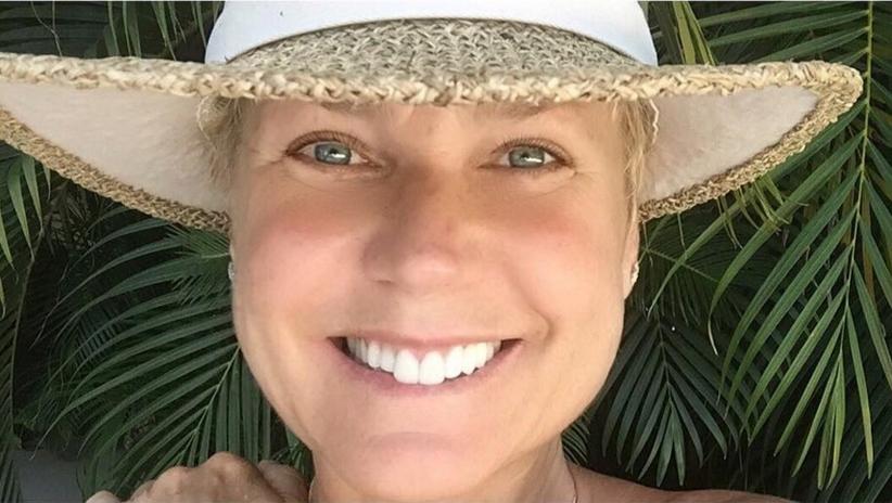 Xuxa radicaliza e posta foto antiga com seio à mostra para rebater comentários