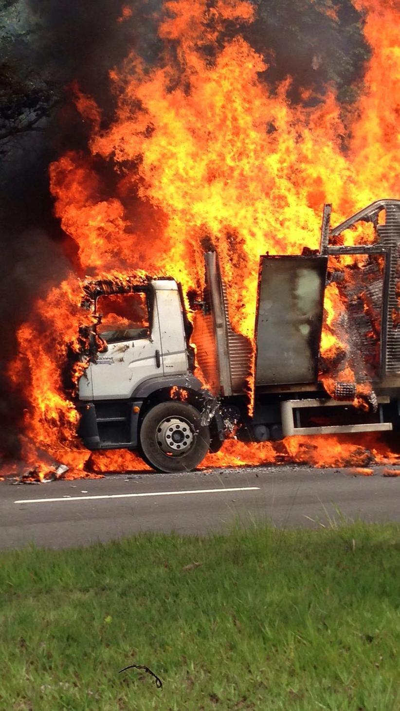Caminhão repleto de cartelas de ovos pega fogo na Av. do Turismo