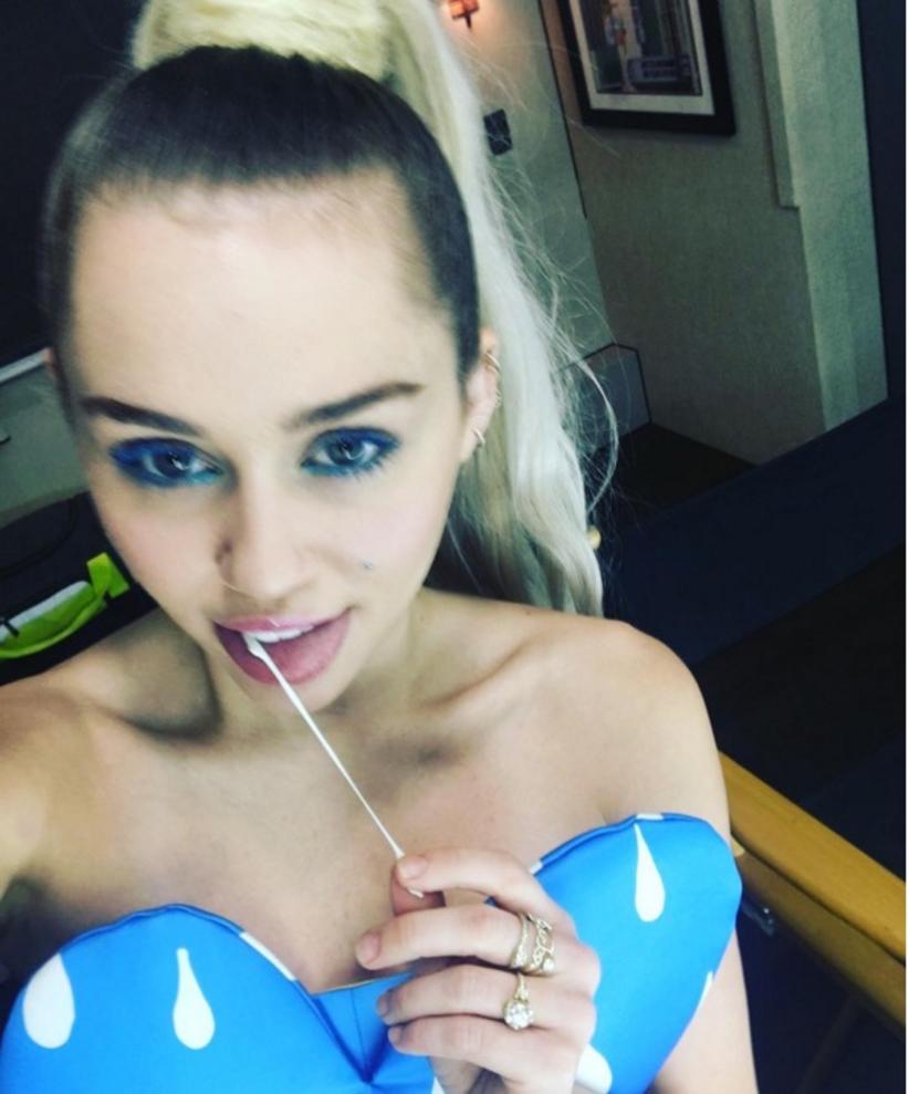 Nua, Miley Cyrus aparece sensualizando lambendo chão