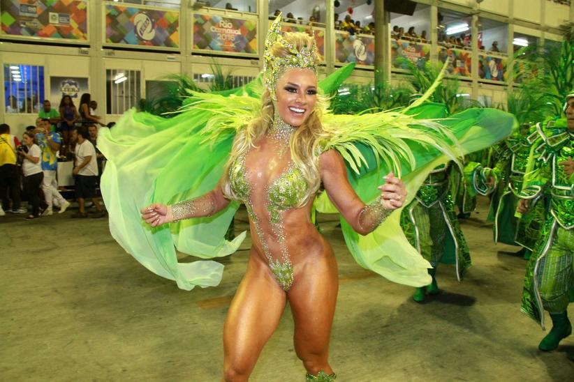 Juju Salimeni exibe bumbum empinado com quase nada de fantasia no Carnaval