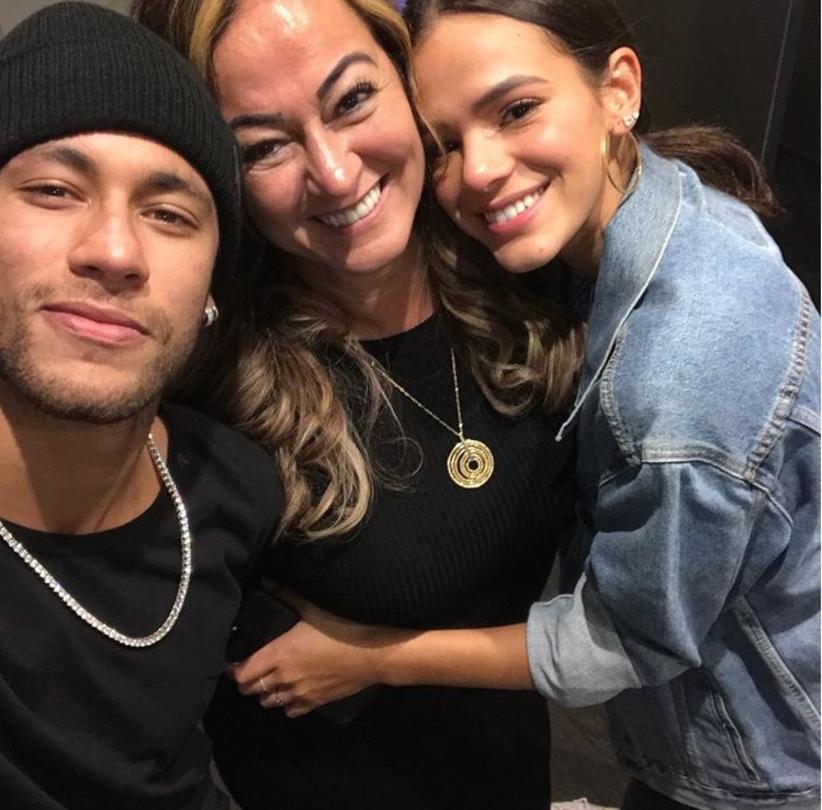 Mãe de Neymar surpreende ao posar com Bruna Marquezine e abençoar casal