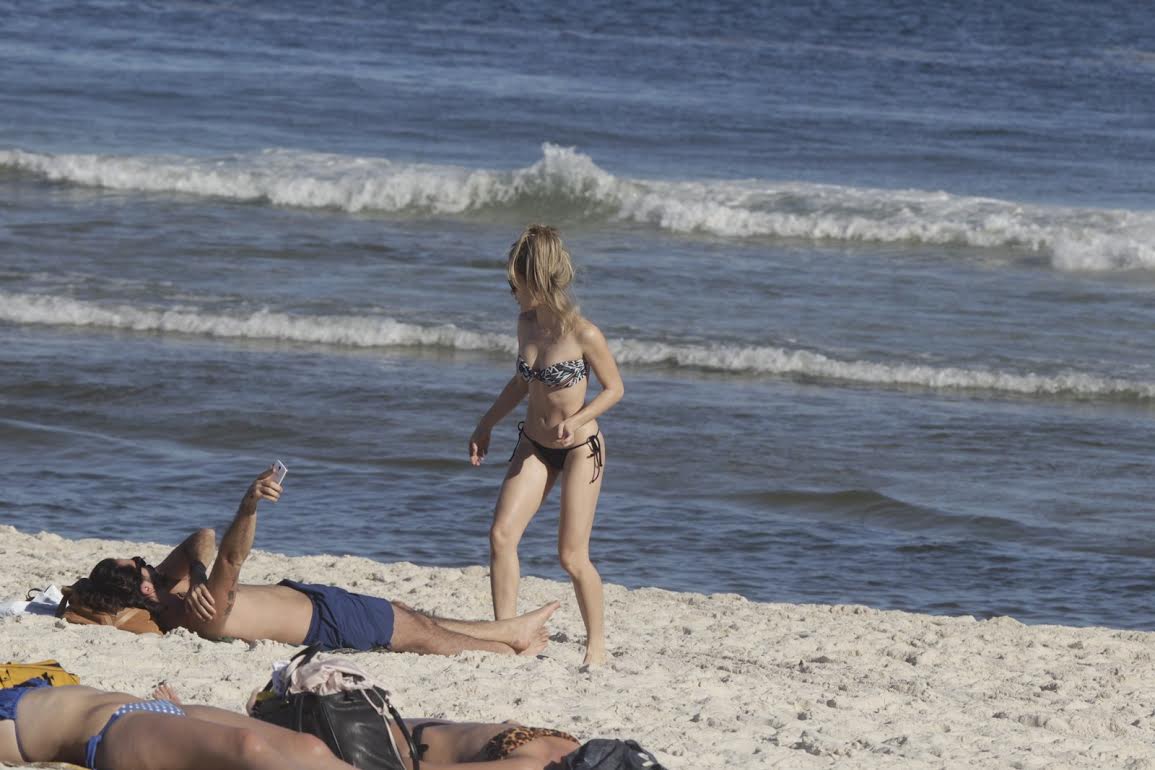 Gustavo Salyer não larga o celular Nem na praia