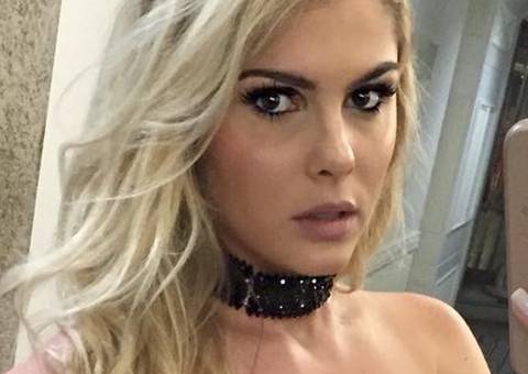 Bárbara Evans aparece completamente nua em foto com bumbum à mostra