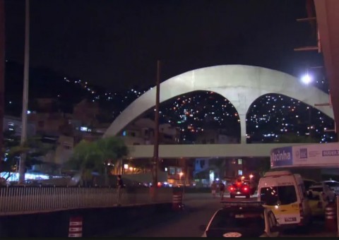 Menina De Anos Atingida Por Bala Perdida Na Rocinha