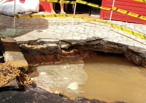 Vazamento em tubulação abre cratera e deixa moradores sem água em Manaus