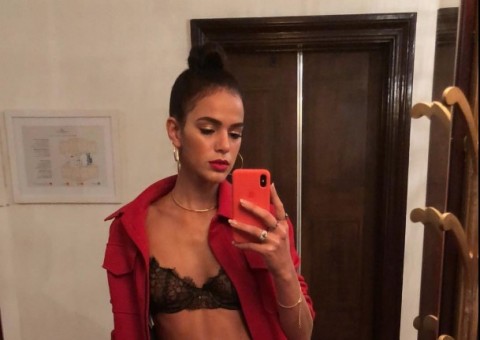 sutiã à mostra Bruna Marquezine faz quadradinho e dança muito em festa