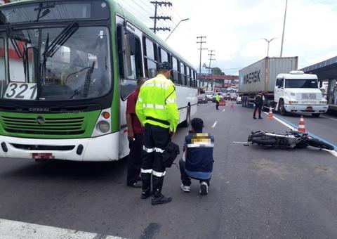 Motoqueiro Fica Ferido Ap S Colidir Nibus Em Manaus