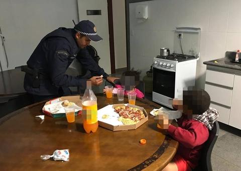 Mulher é presa após deixar filhos trancados sem comida e sair para beber