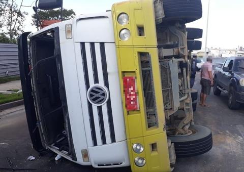 Caminh O Tomba Em Avenida Movimentada De Manaus