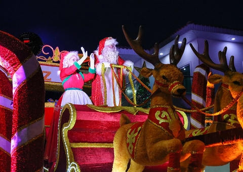 Personagens Vivos Parada Natalina Percorre Avenidas No Centro De