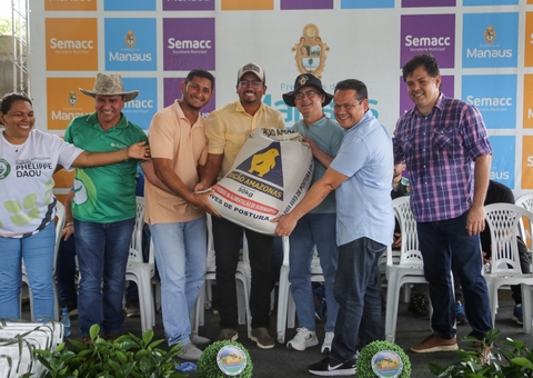 Famílias de agricultores recebem rações mudas e sementes em Manaus