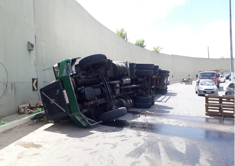 Carreta Tomba Em Curva De Viaduto Em Manaus Veja Fotos