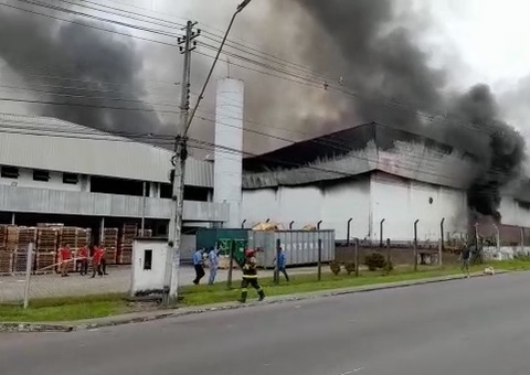 Vídeos Incêndio de grandes proporções atinge fábrica em Manaus