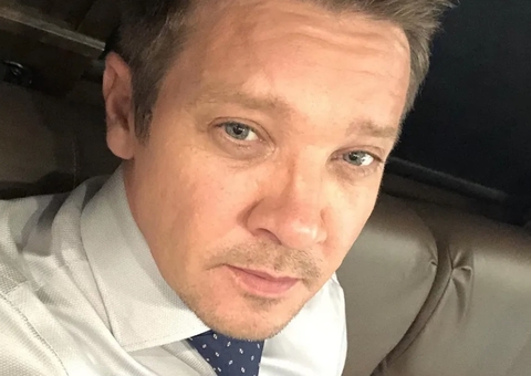 Jeremy Renner Deixa Hospital Ap S Grave Acidente M Quina De Limpar Neve