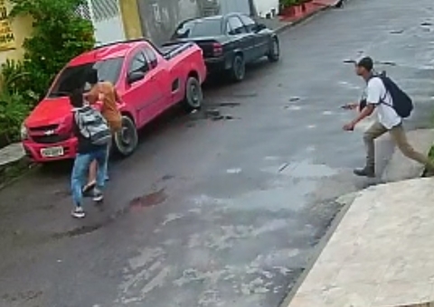 Jovem é esfaqueado durante assalto em plena luz do dia em Manaus Vídeo