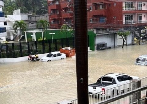 Avenida Maceió vira rio e carros ficam embaixo d água após forte chuva