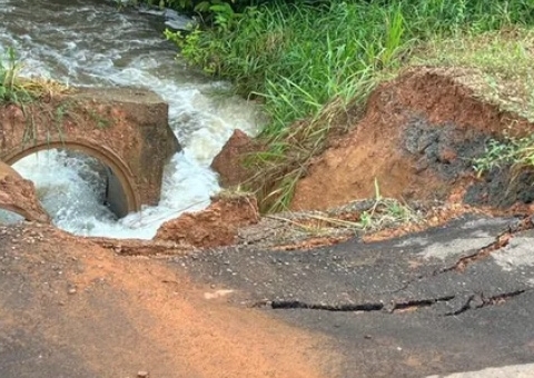 Trecho da BR 319 é interditado após afundamento na rodovia