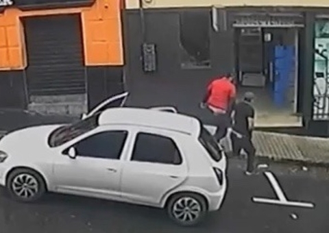 Criminosos em carro invadem bar e matam jovem a tiros em Manaus vídeo