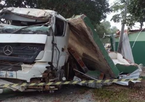 Mulher é esmagada por caminhão que transportava 40 toneladas de pedras