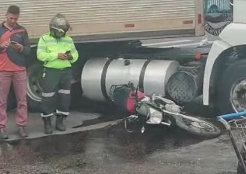 Motocicleta Vai Parar Embaixo De Carreta Em Acidente Em Manaus V Deo