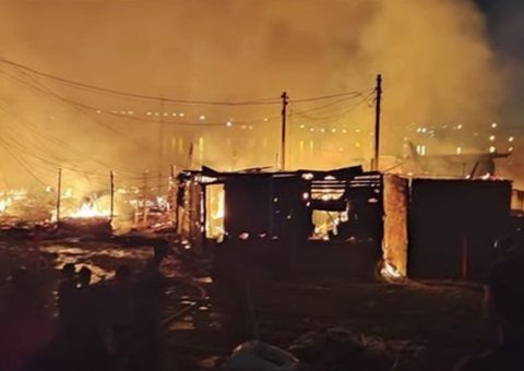 Famílias perdem tudo após incêndio destruir 36 casas em comunidade