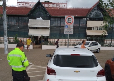 Carros são guinchados por estacionarem em local irregular no Centro de