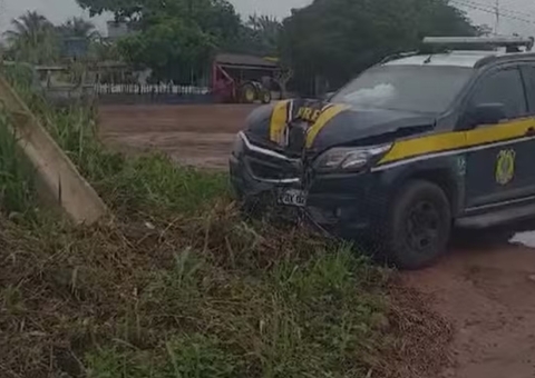 Viatura da PRF bate em poste após desviar de animal na BR 174