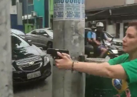 Deputada Carla Zambelli saca e aponta arma para homem na rua vídeo