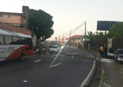 Carro derruba poste em acidente violento e avenida é bloqueada