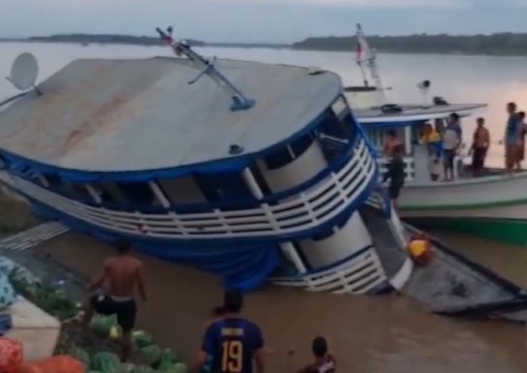 Barco naufraga no Rio Madeira e deixa passageiros desesperados veja vídeo