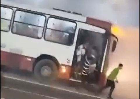 Vídeo Passageiros saem correndo em avenida após ônibus quase pegar fogo