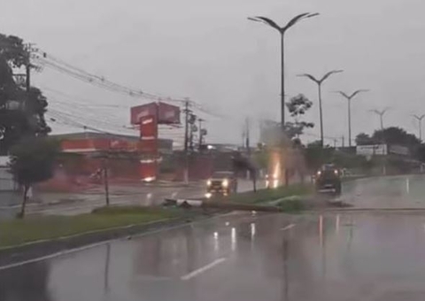 Carro Arranca Poste Durante Acidente Em Avenida De Manaus